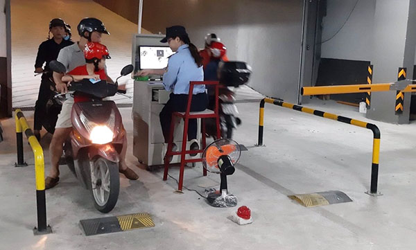 Kiểm tra xe khách ra vào bãi