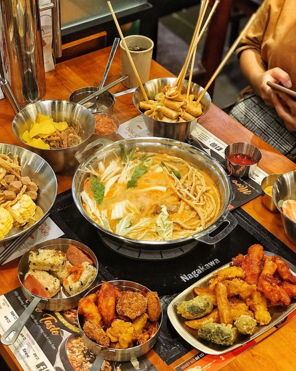 Sự kết hợp độc đáo giữa buffet và lẩu Topokki