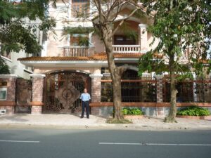 Anh bảo vệ đang làm nhiệm vụ tại nhà riêng của khách hàng