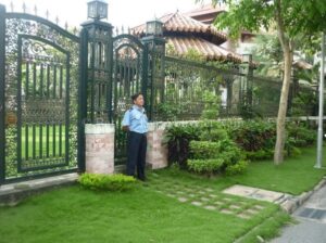 Bảo vệ cổng ra vào