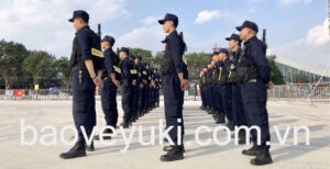 Các quy định về trang phục và ngoại hình phải được tuân thủ bởi tất cả nhân viên.
