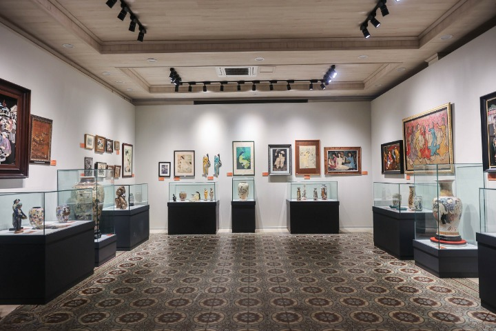 Hình ảnh phụ nữ trên gốm ở Bảo tàng Phụ nữ